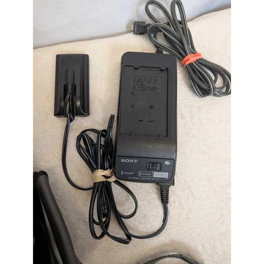 Sony Handycam CCD-TRV22 Video 8 Camcorder 26x Zoom‎ SteadyShot w AC Adapter